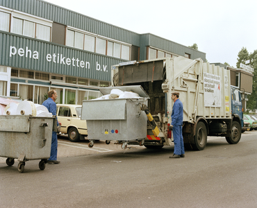 800953 Afbeelding van een vuilniswagen van de Gemeentelijke Reinigings-, Markt en Havendienst (R.M.H.D.) bij het laden ...